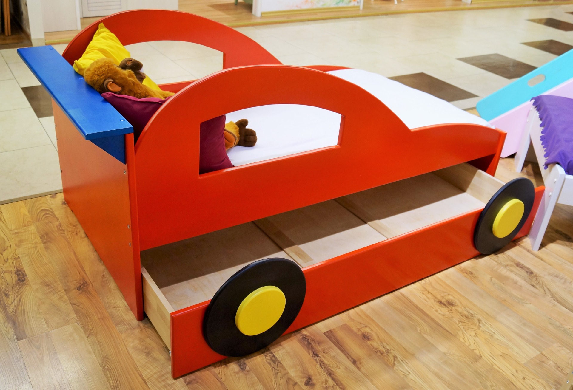 кровать-машина из дерева с ящиком на заказ
