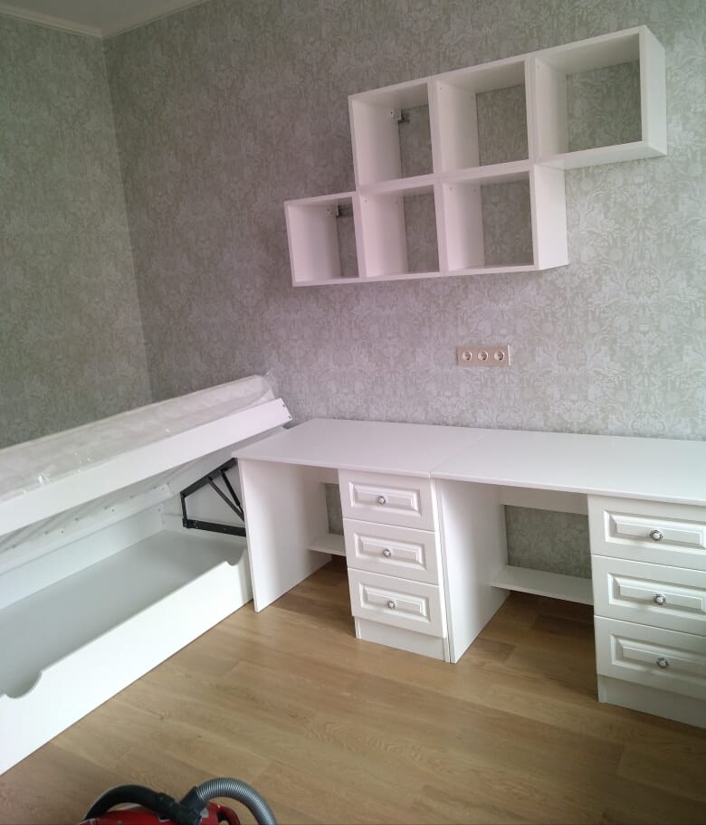 белые столы с полками и кроватью