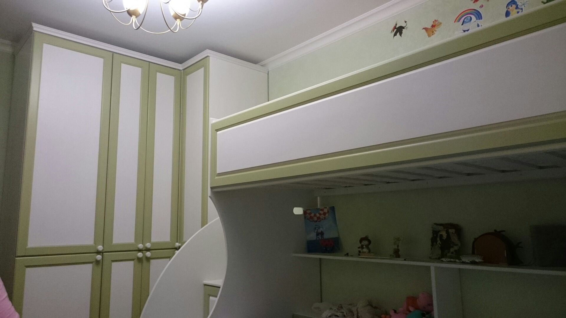 кровать и шкаф в маленькой детской комнате